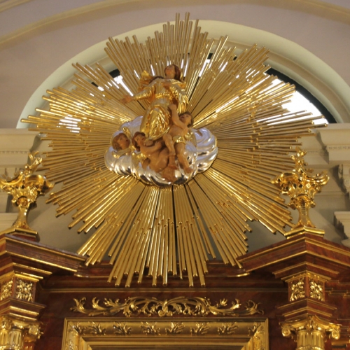 ołtarz w kaplicy Św. Krzyża XVIII w. zwieńczenie po konserwacji