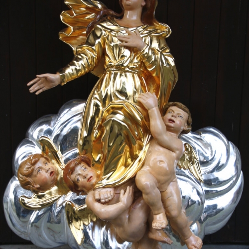 ołtarz w kaplicy Św. Krzyża XVIII w. figura Matki Bożej Wniebowziętej po konserwacji