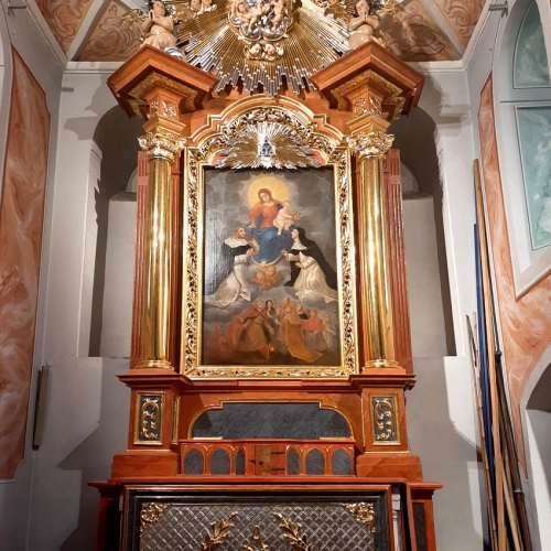 ołtarz boczny Matki Bożej Różańcowej XVIIIw. po konserwacji